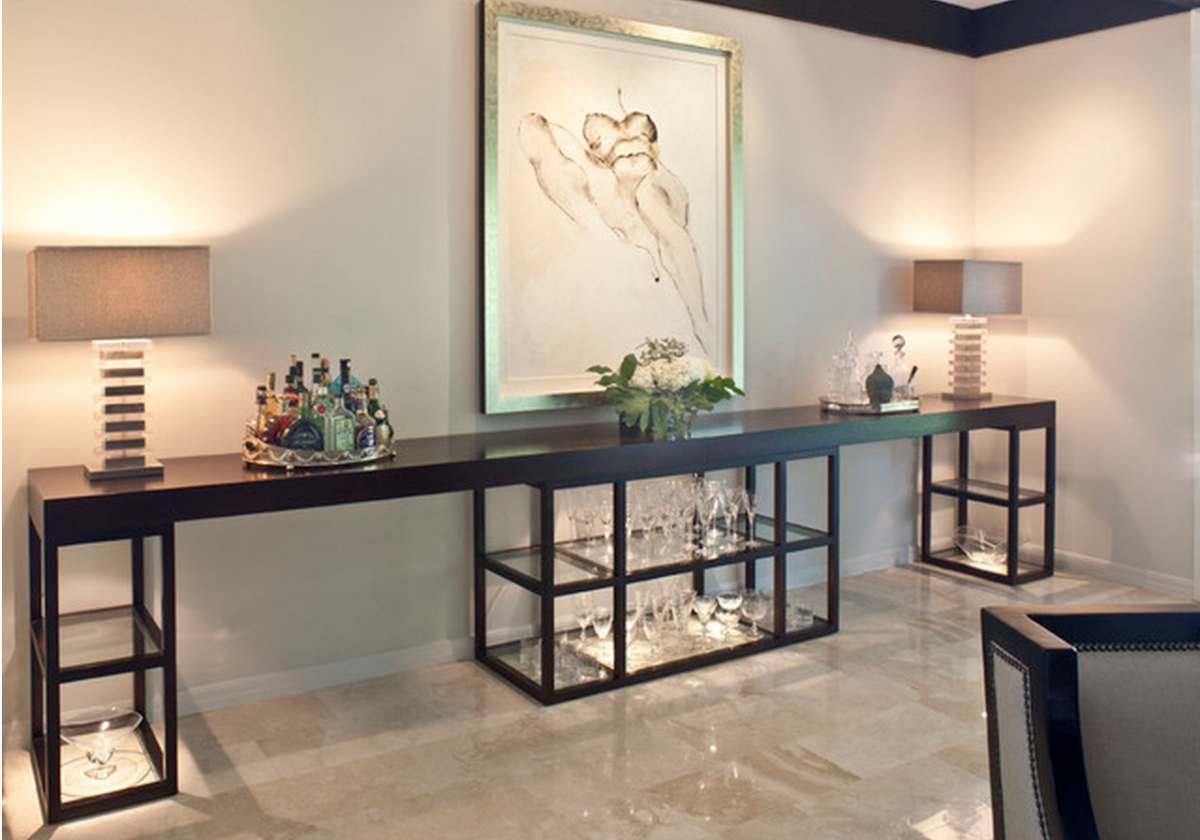 Консоль за диваном в гостиной