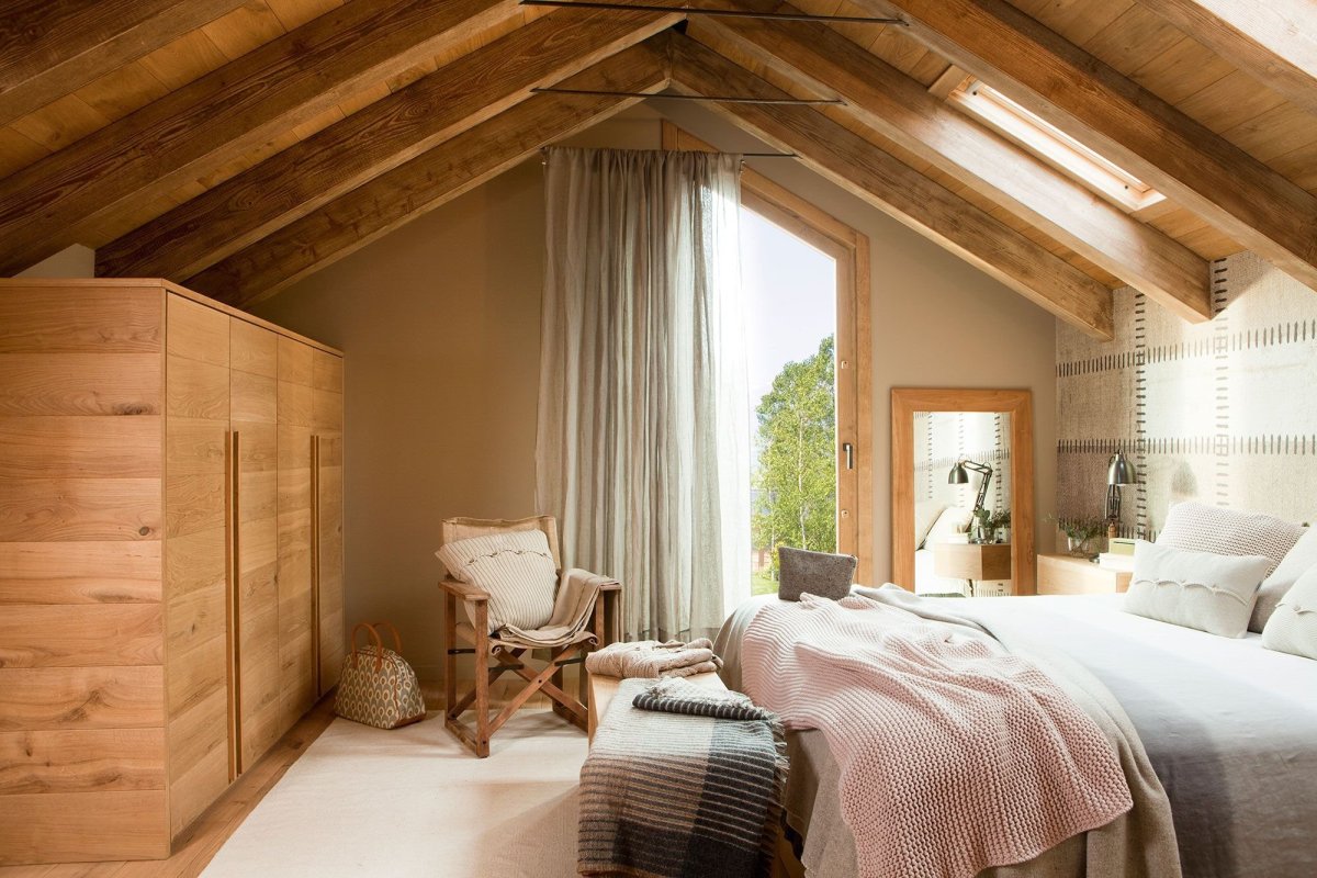 Спальня под крышей в деревянном доме