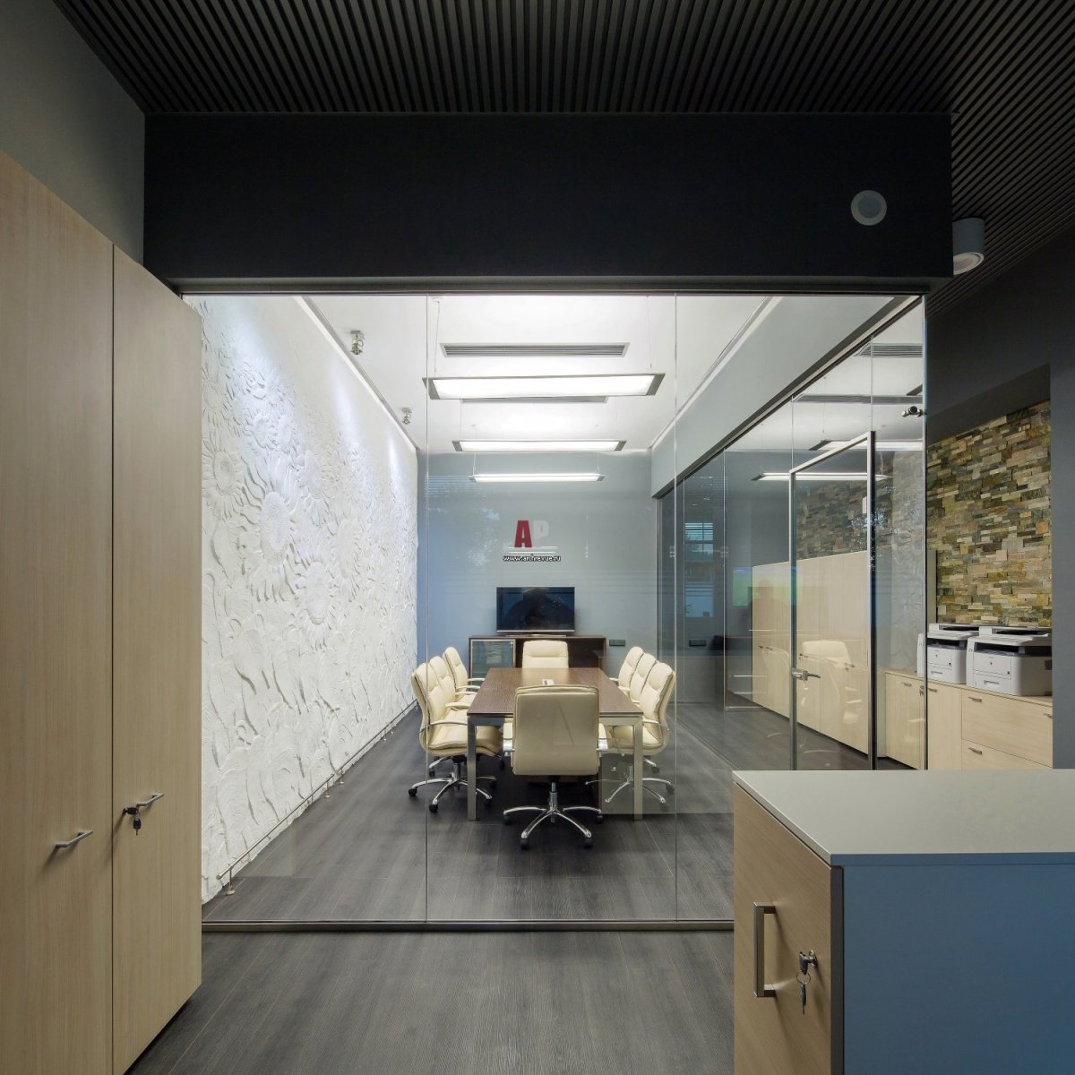 Серые цвет обоев в офисе