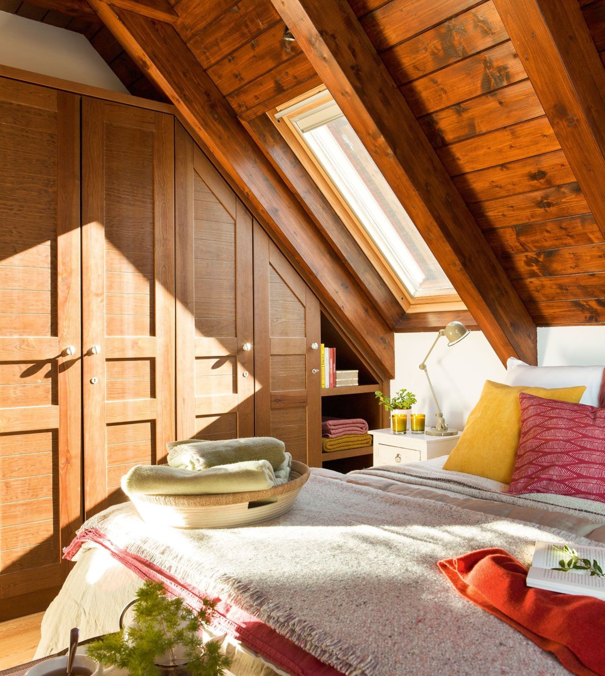 Спальня в деревянной мансарде