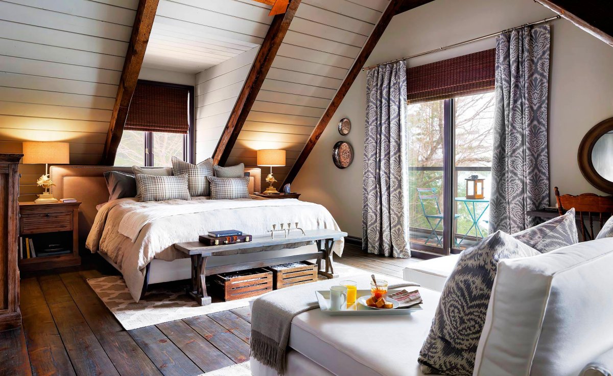 Спальня в деревянной мансарде