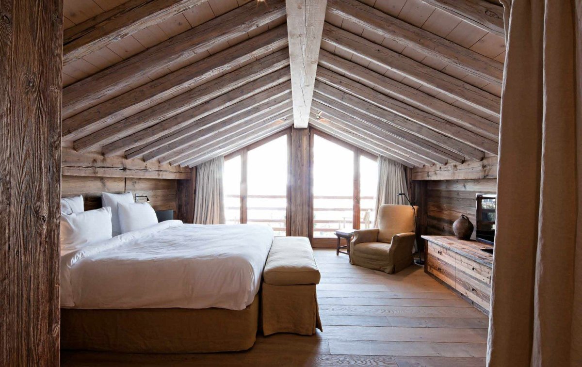 Кантри спальня на мансарде