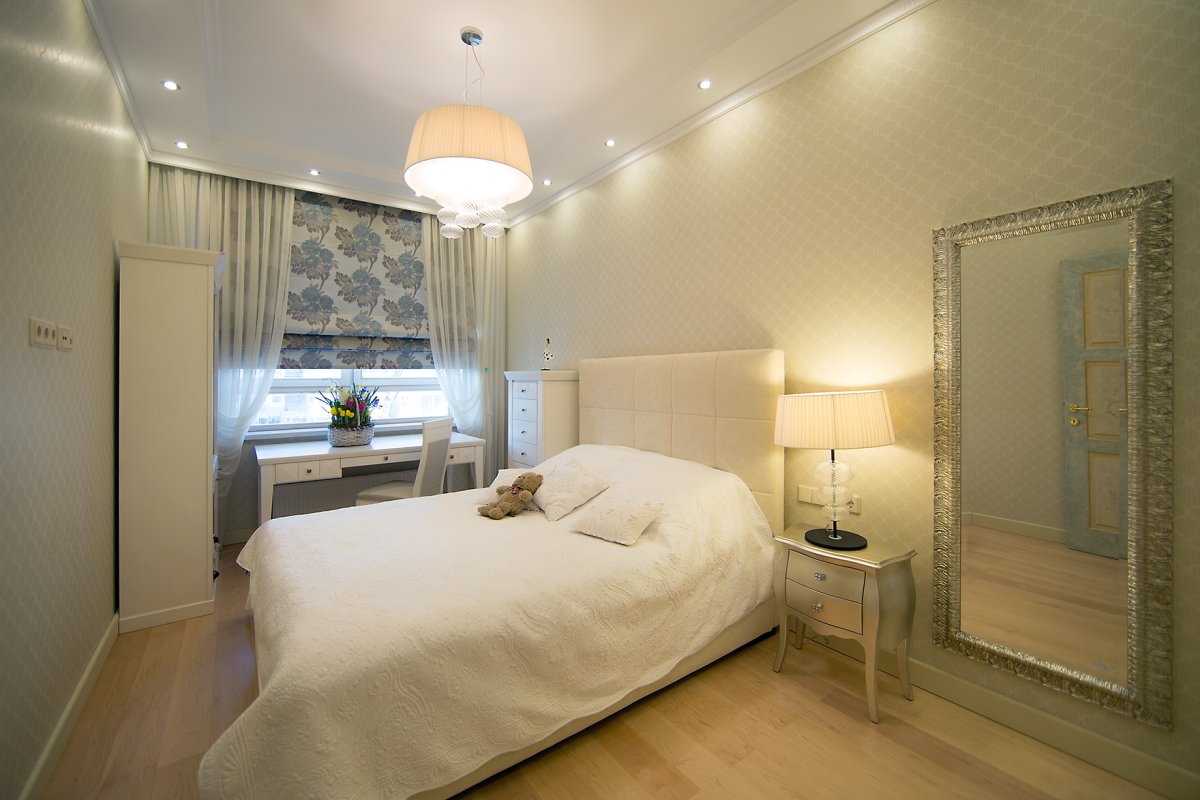 Интерьер спальни в современном стиле в светлых