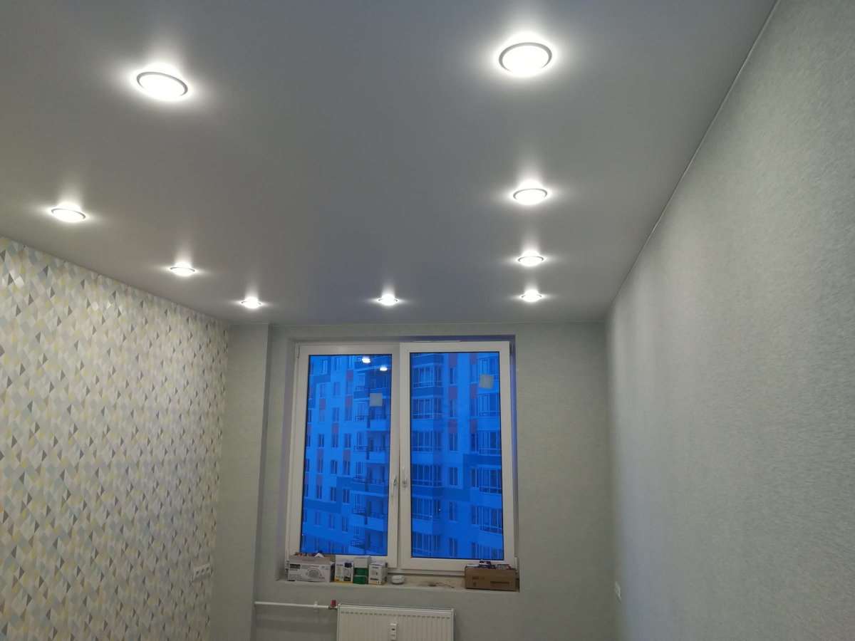 Точечные светильники в спальне