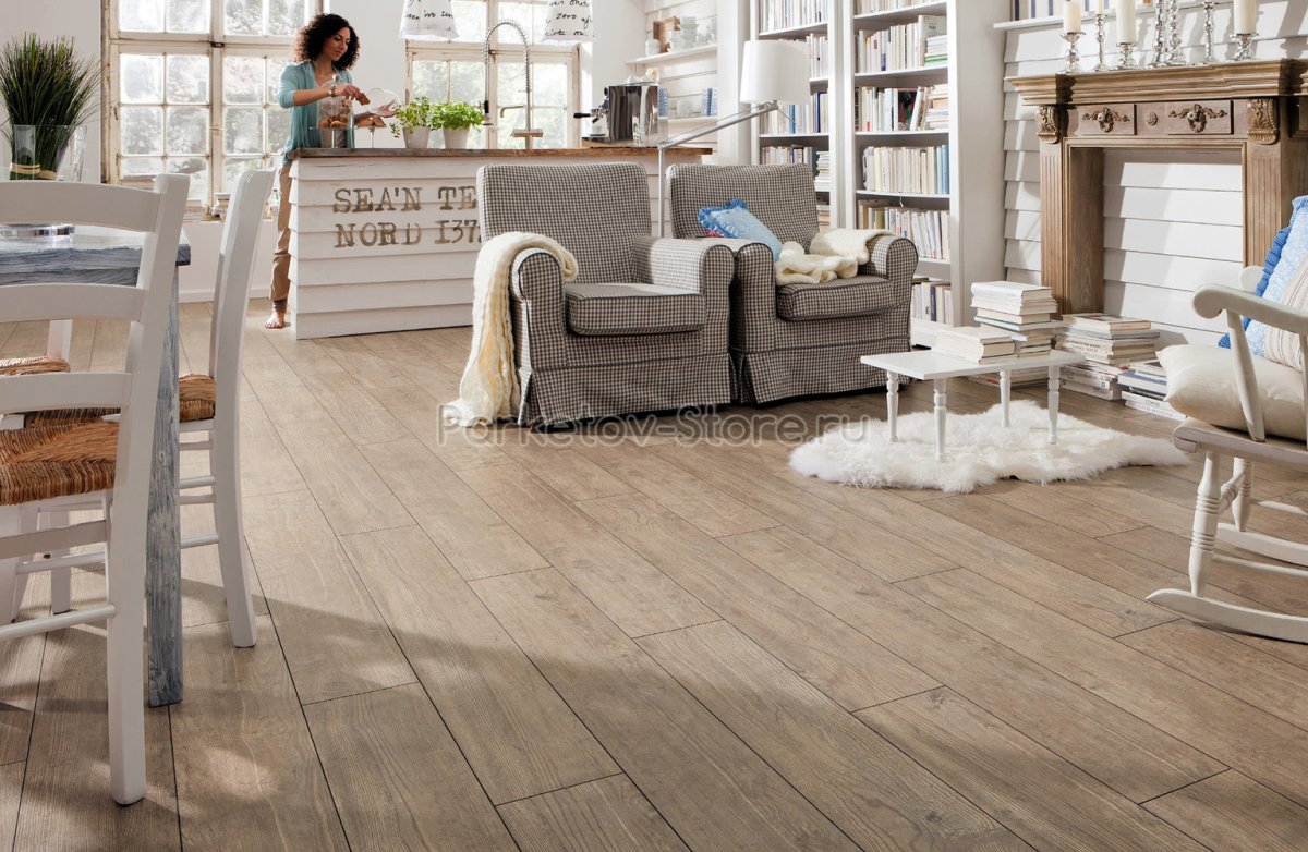 Светлая кухня на деревянной стене