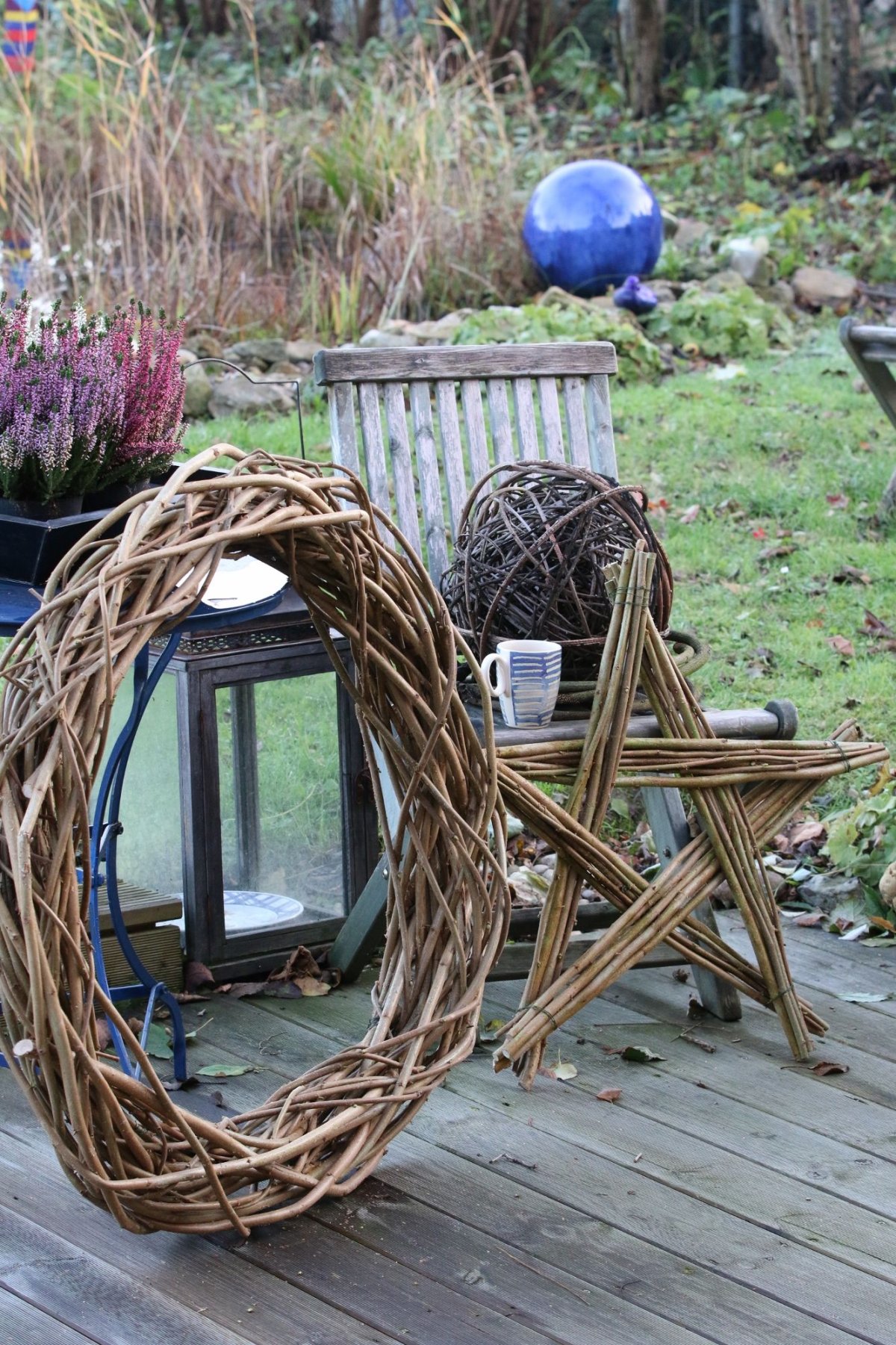 Буквы из веток деревьев