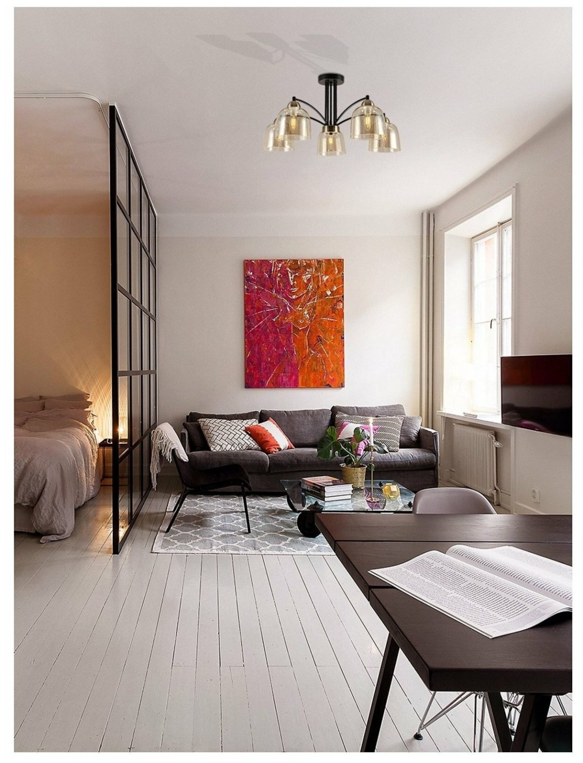 Стеклянная перегородка в квартире студии