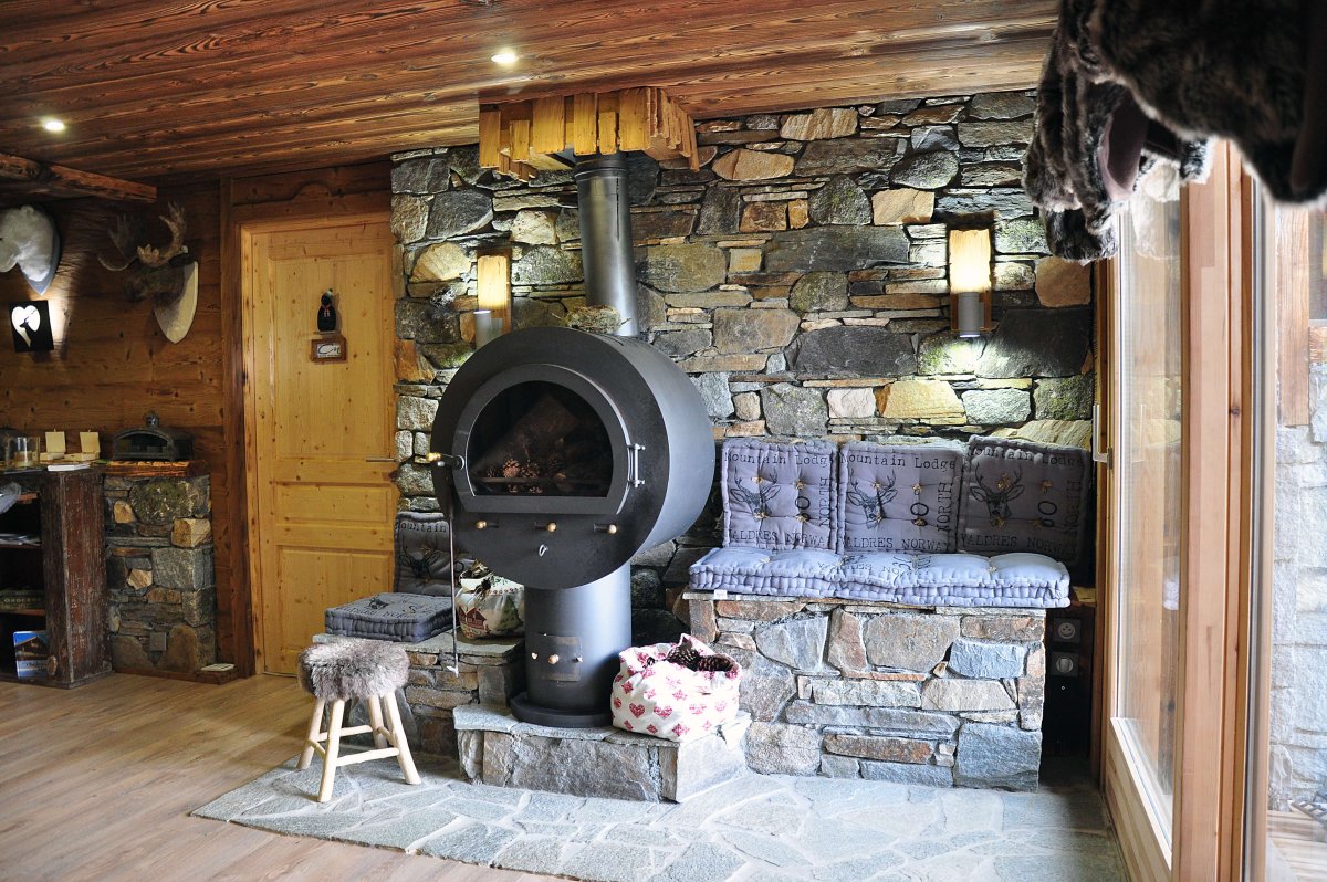 Печь камин под лестницей