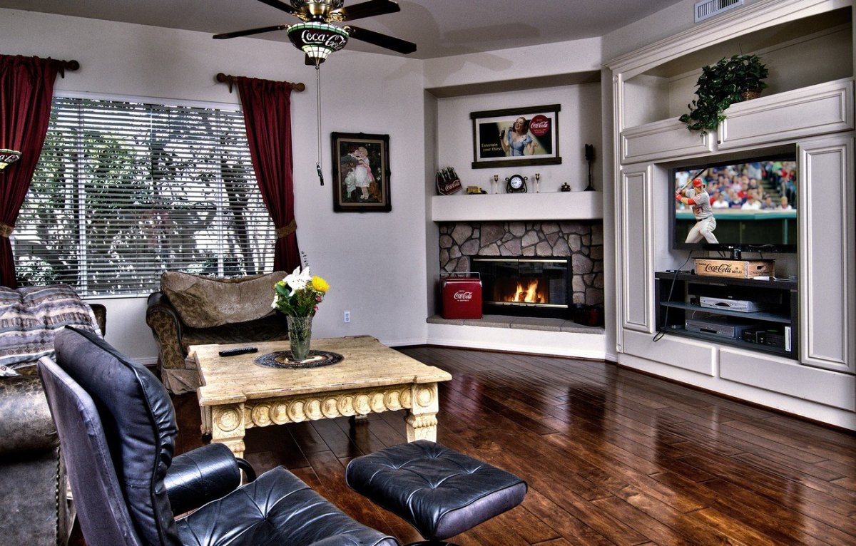 Гостиная с камином и компьютерным столом