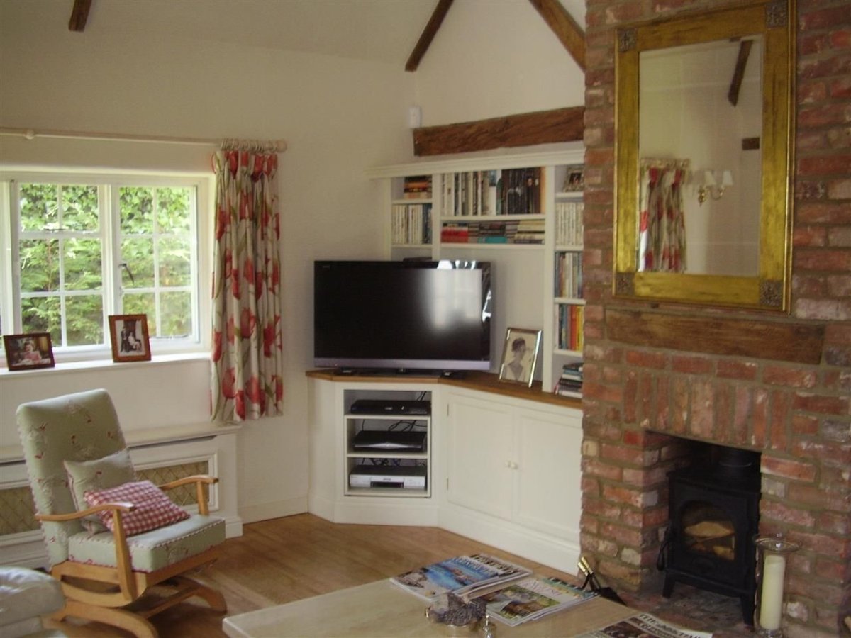 Большая комната с камином