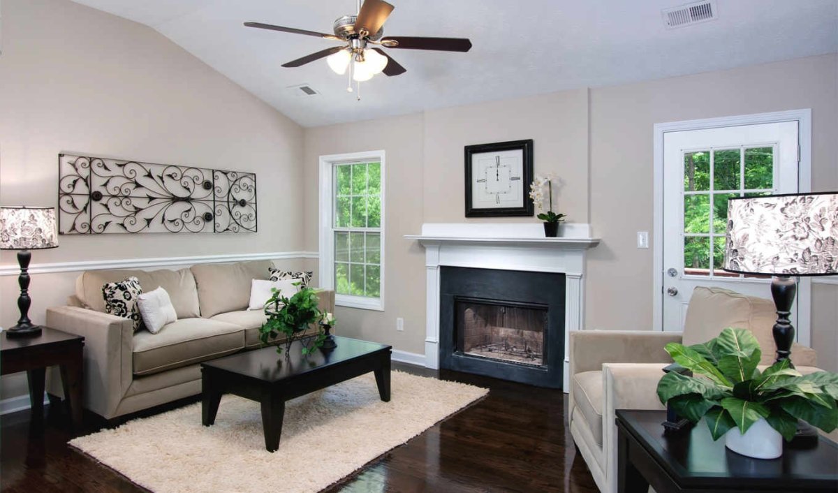 Гостиная с камином и диваном