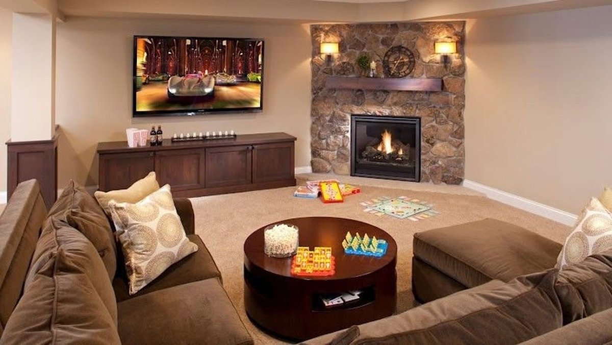 Акцентная стена с камином в гостиной