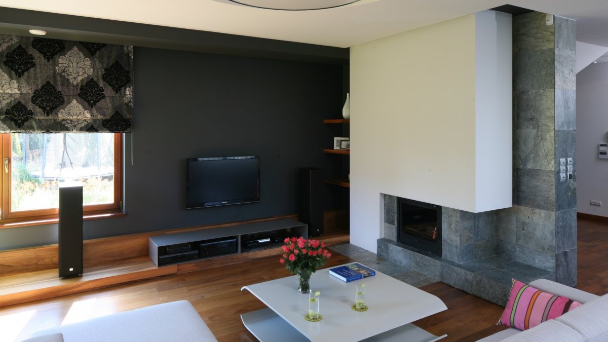 Гостиная с большим диваном и телевизором