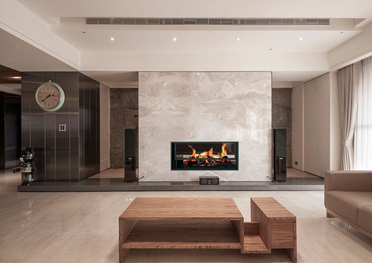 Гостиная с керамогранитом на стене