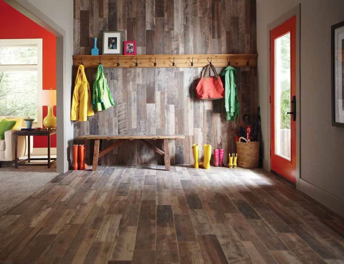 Плитка в коридоре деревянного