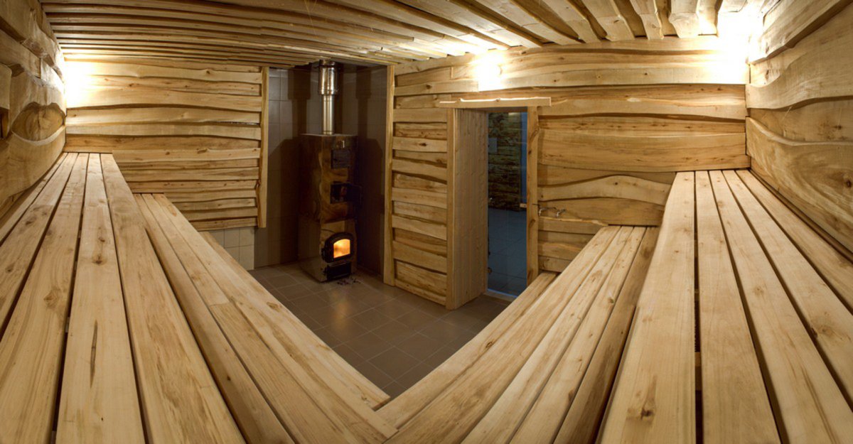 Отделка сауны необрезной доской