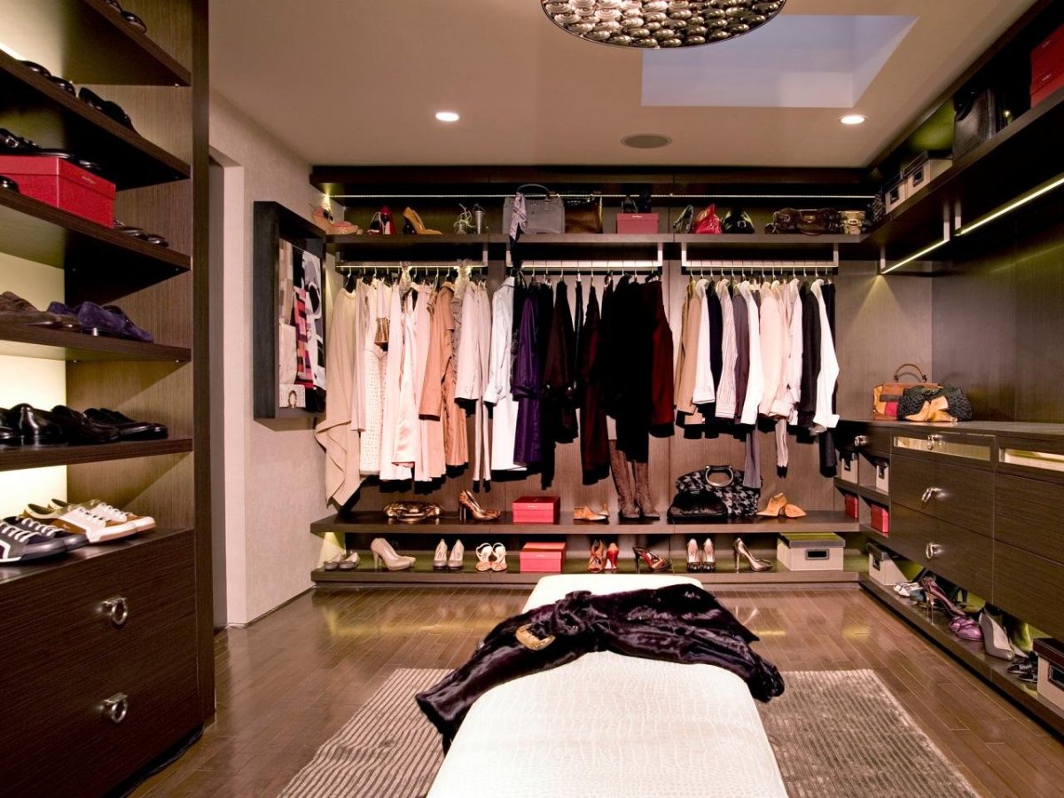 Гардеробная с красивой одеждой