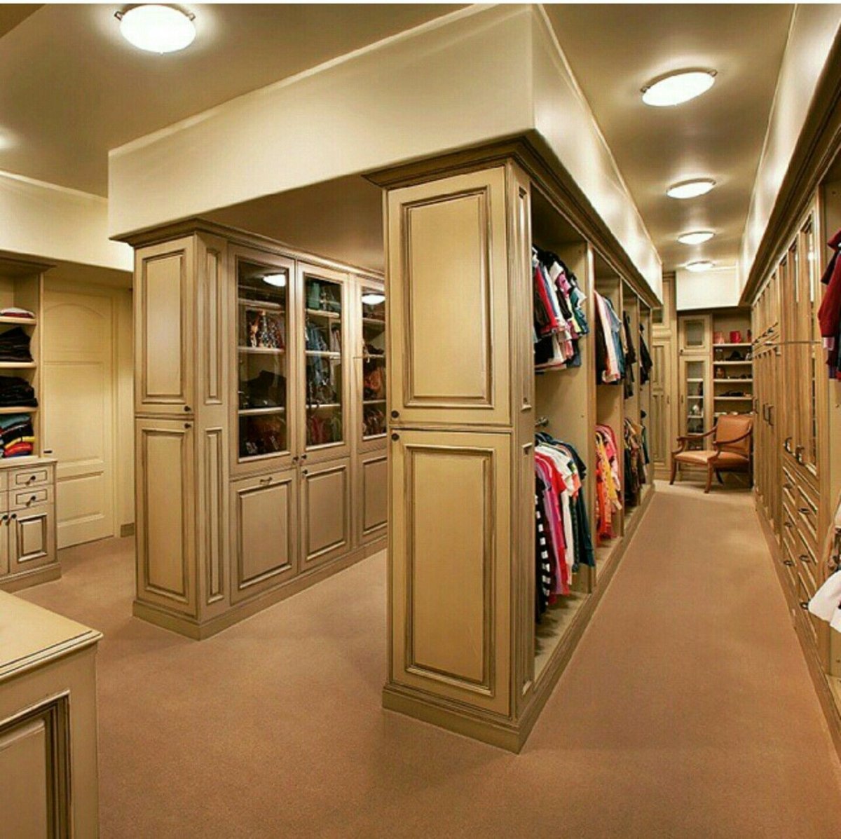 Гардеробная в особняке