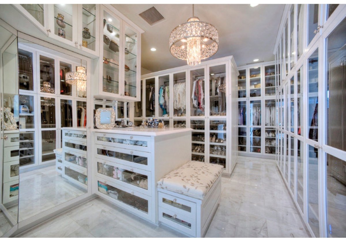 Шикарная гардеробная комната