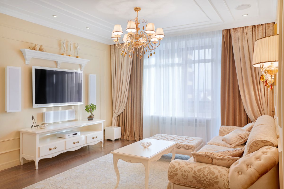Бежевые шторы в интерьере гостиной