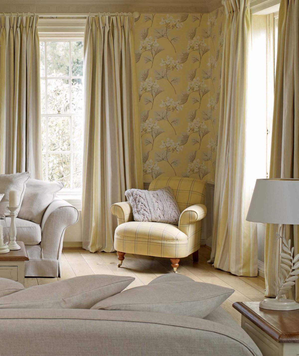 Шторы к золотистым обоям