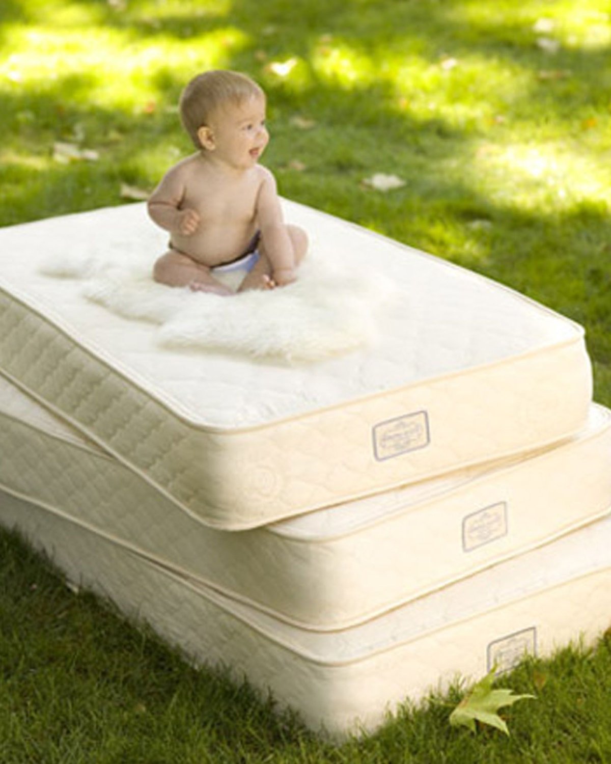 Ребенок на матрасе