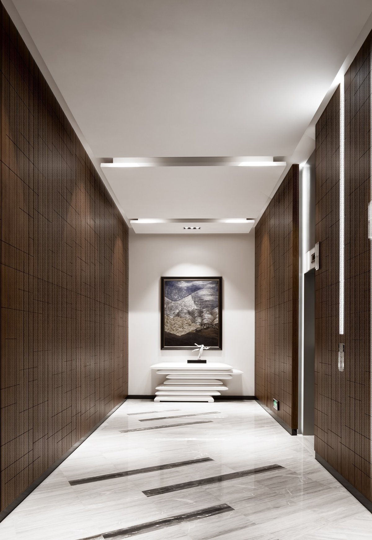 Современный потолок в прихожей