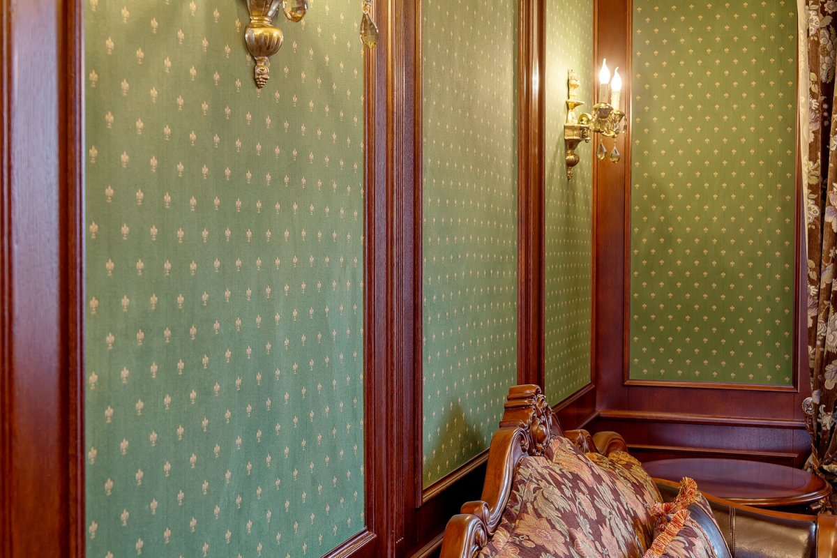 Деревянная стена в интерьере