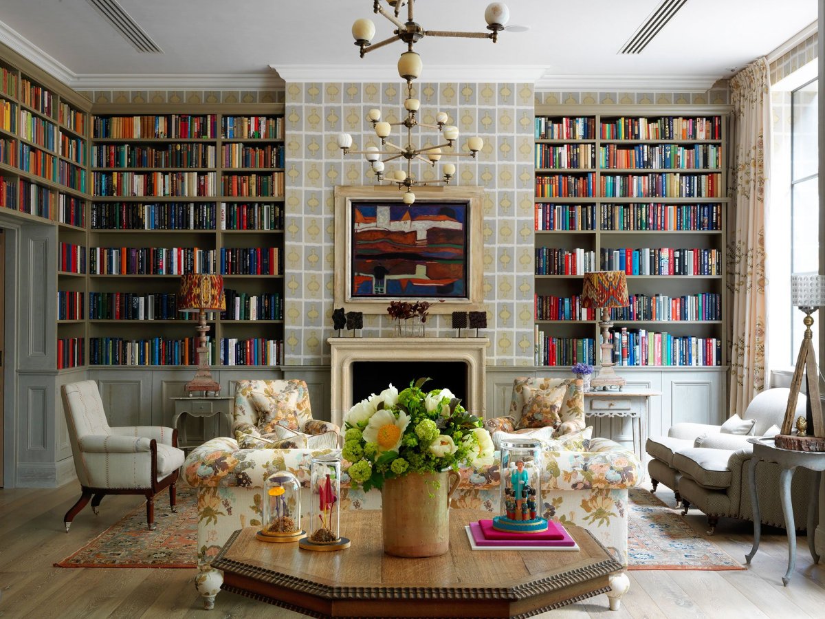 Гостиная с книжными полками