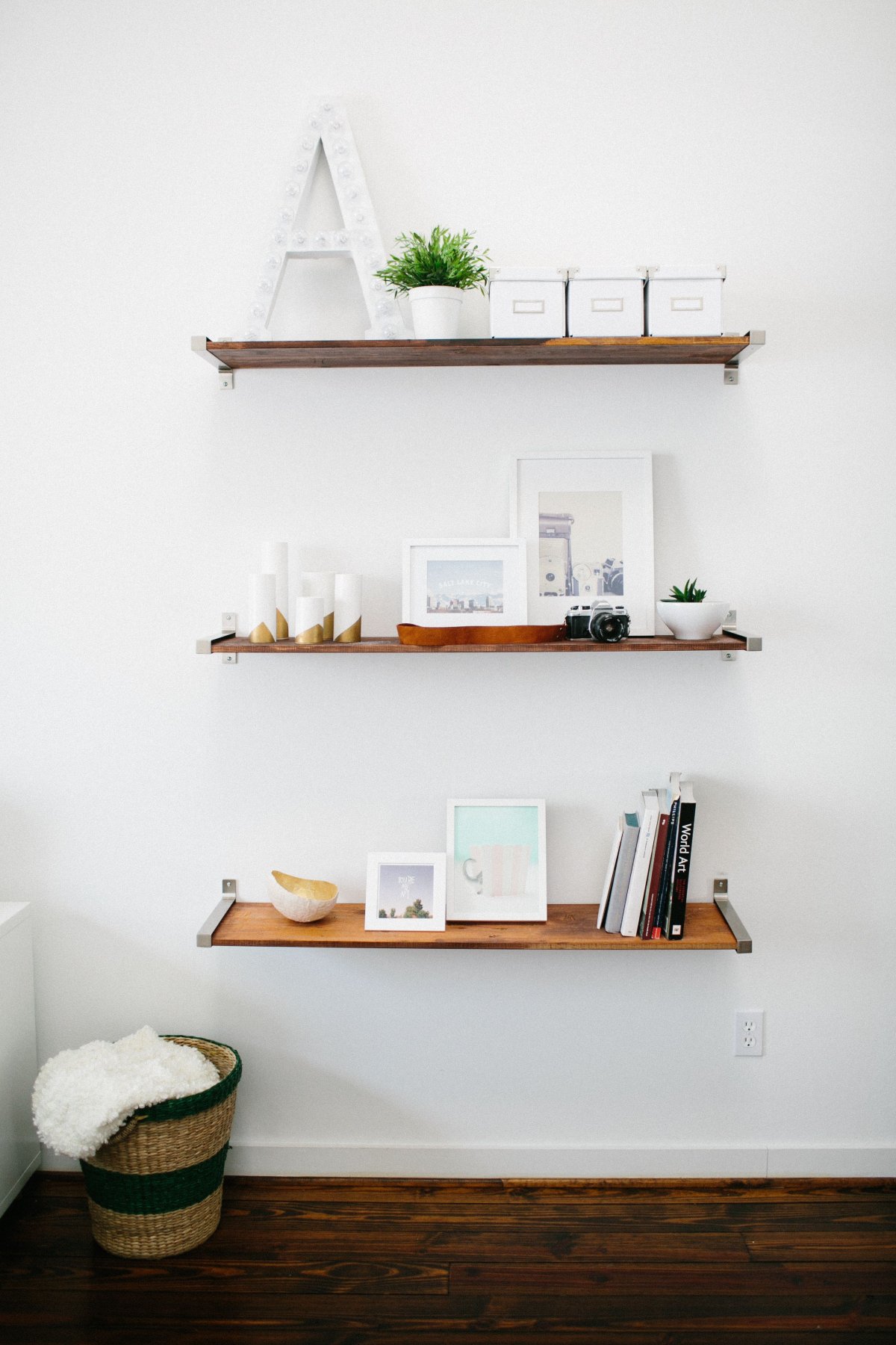 Полки в скандинавском стиле
