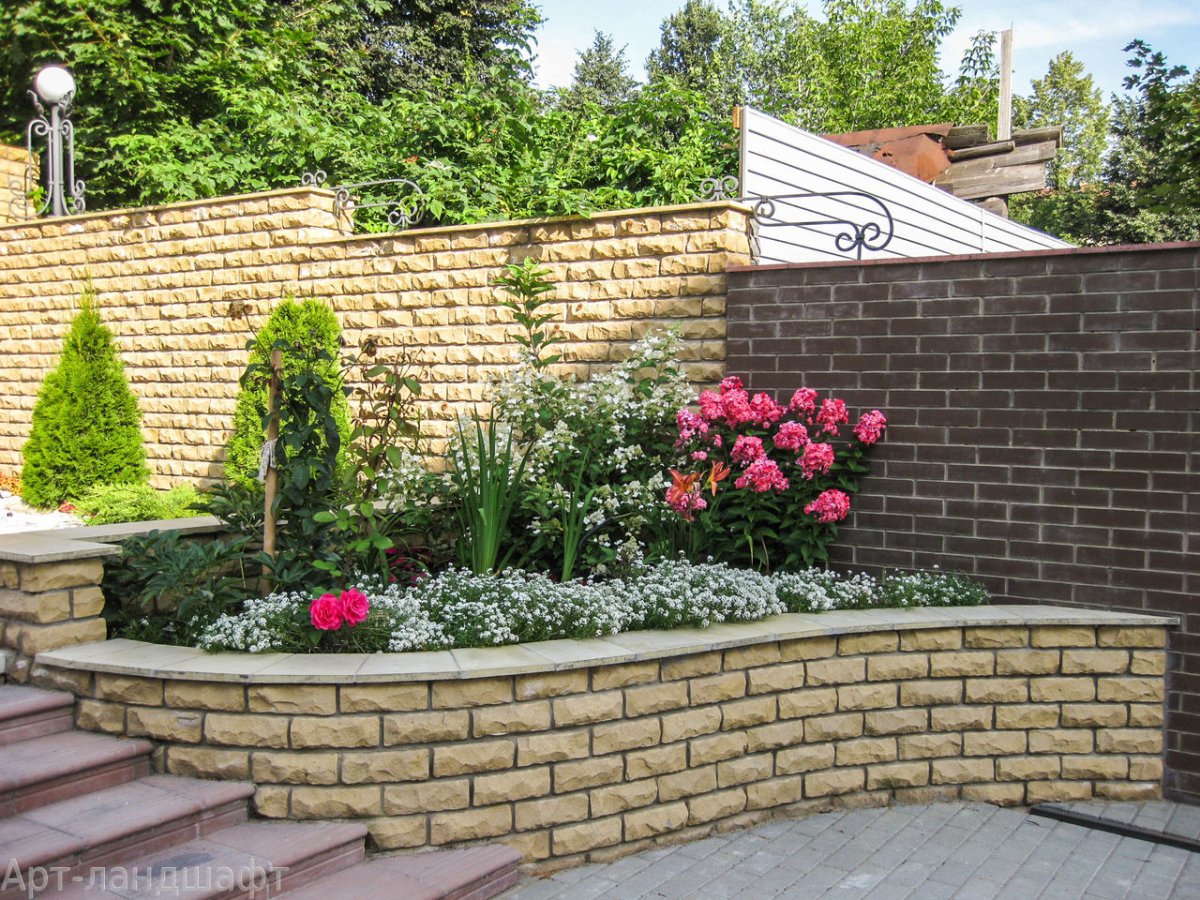 Подпорная стена + забор из кирпича