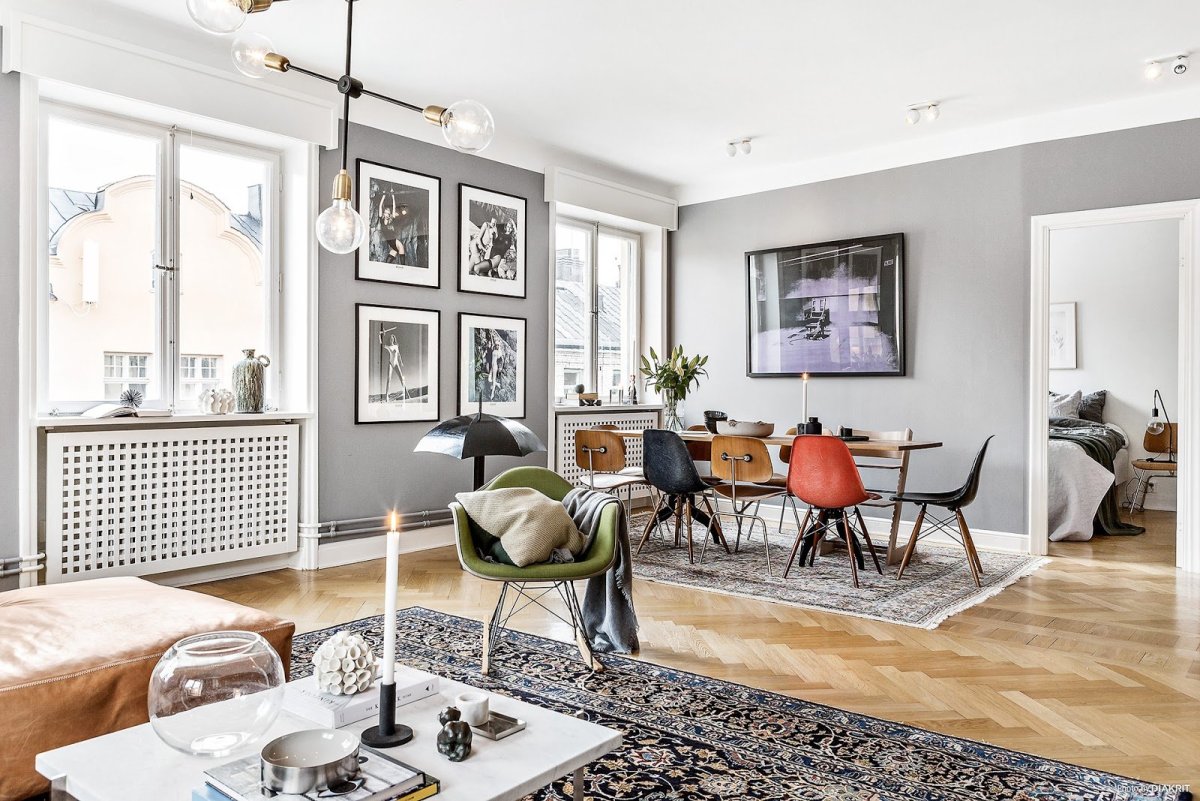 Светло-серые стены в мансарде