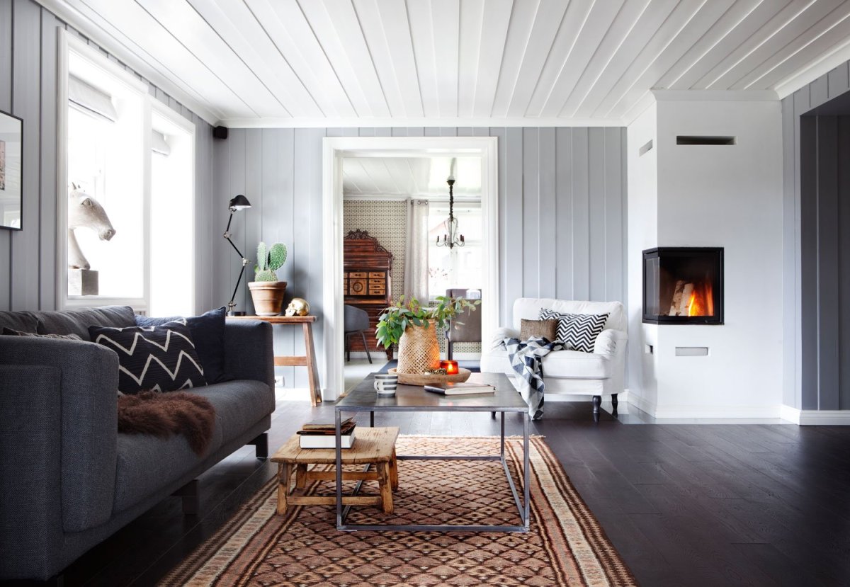 Современная гостиная с камином