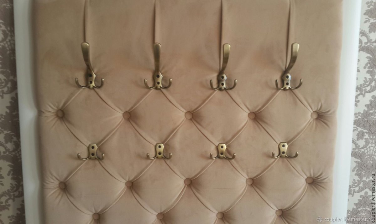 Каретная стяжка в прихожей с вешалкой