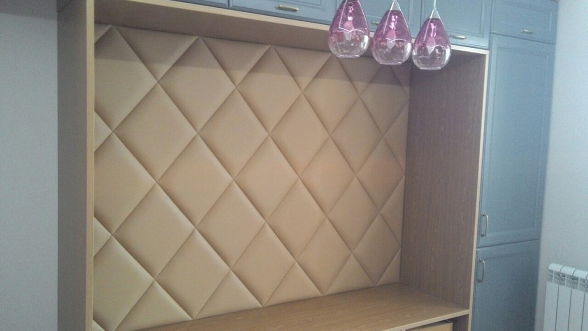 Стеновые панели из ткани в прихожей