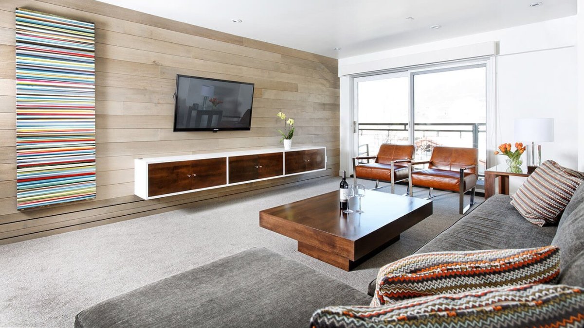 Деревянная стена за телевизором