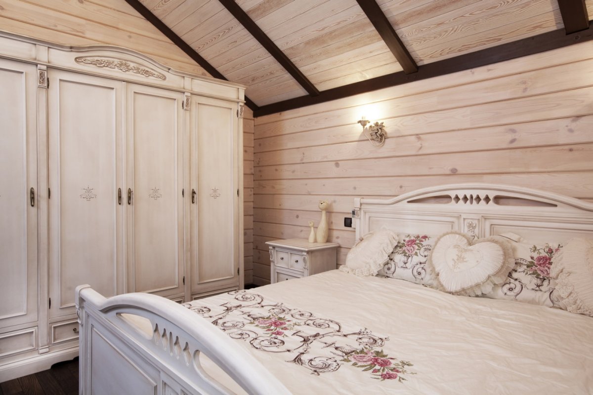 Спальня в деревянном доме