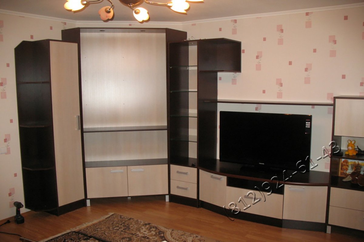 Гостиная с телевизором в углу