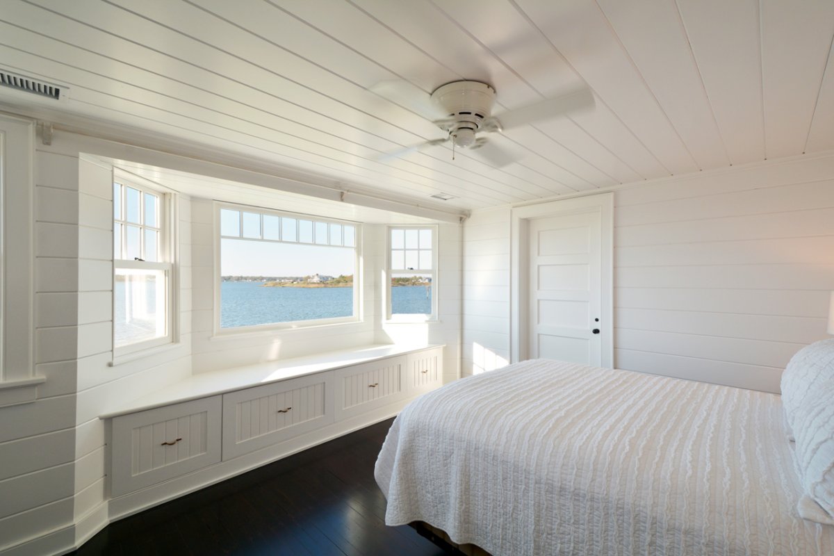 Серые стены и деревянный потолок