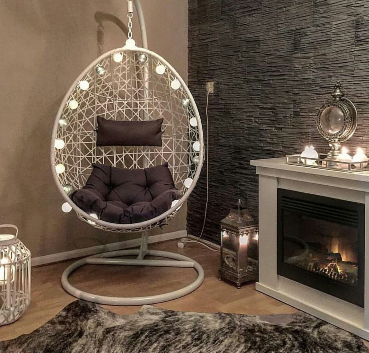 Подвесное кресло в интерьере гостиной