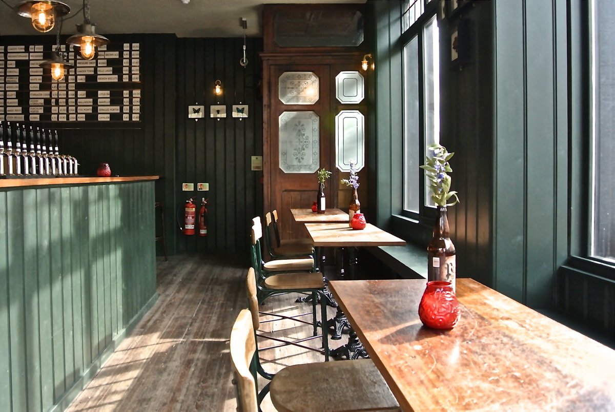 Шторы в ирландском пабе