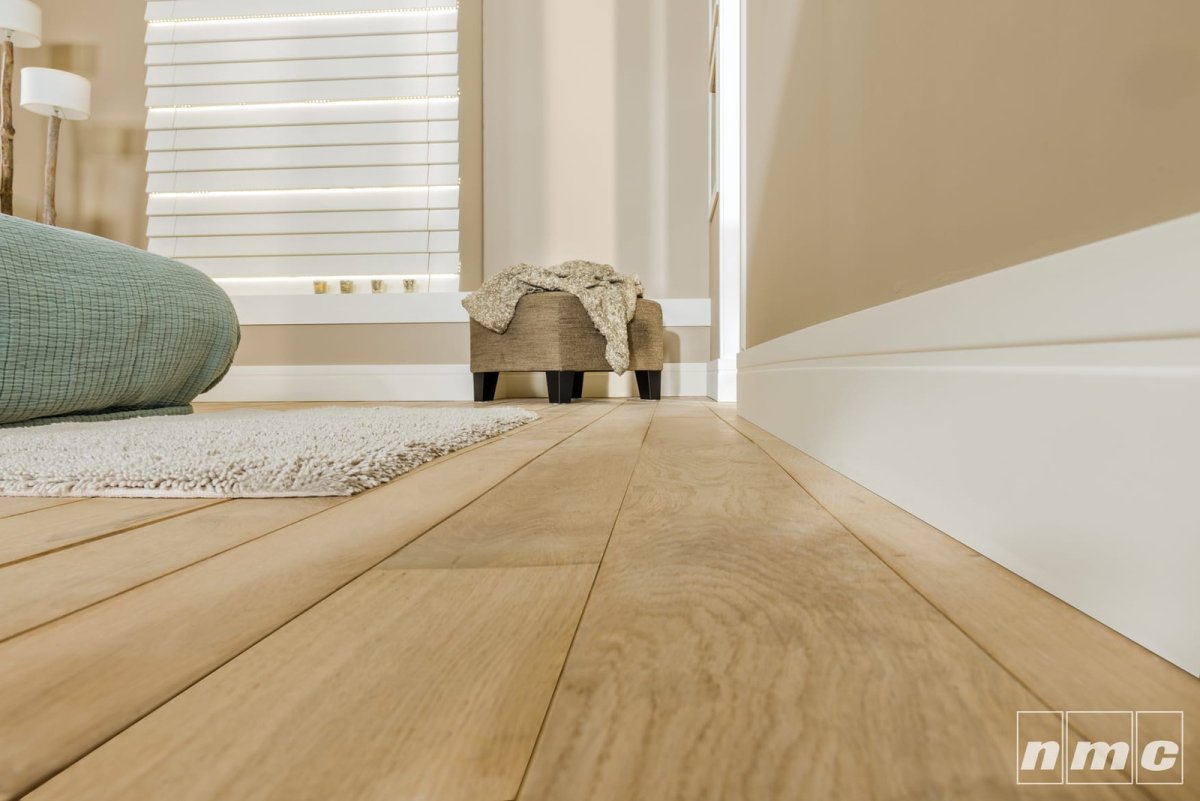 Покраска стен с молдингами