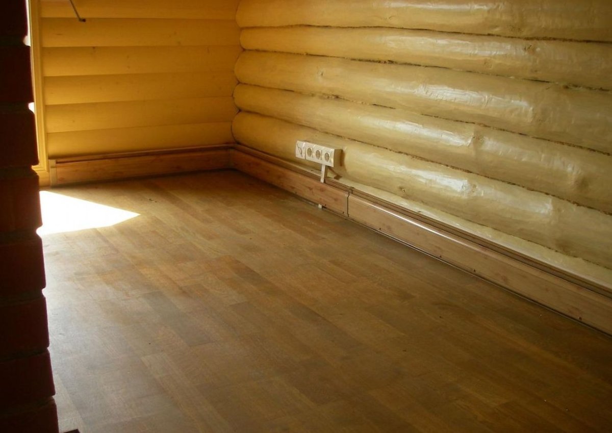 Широкий плинтус для пола в интерьере