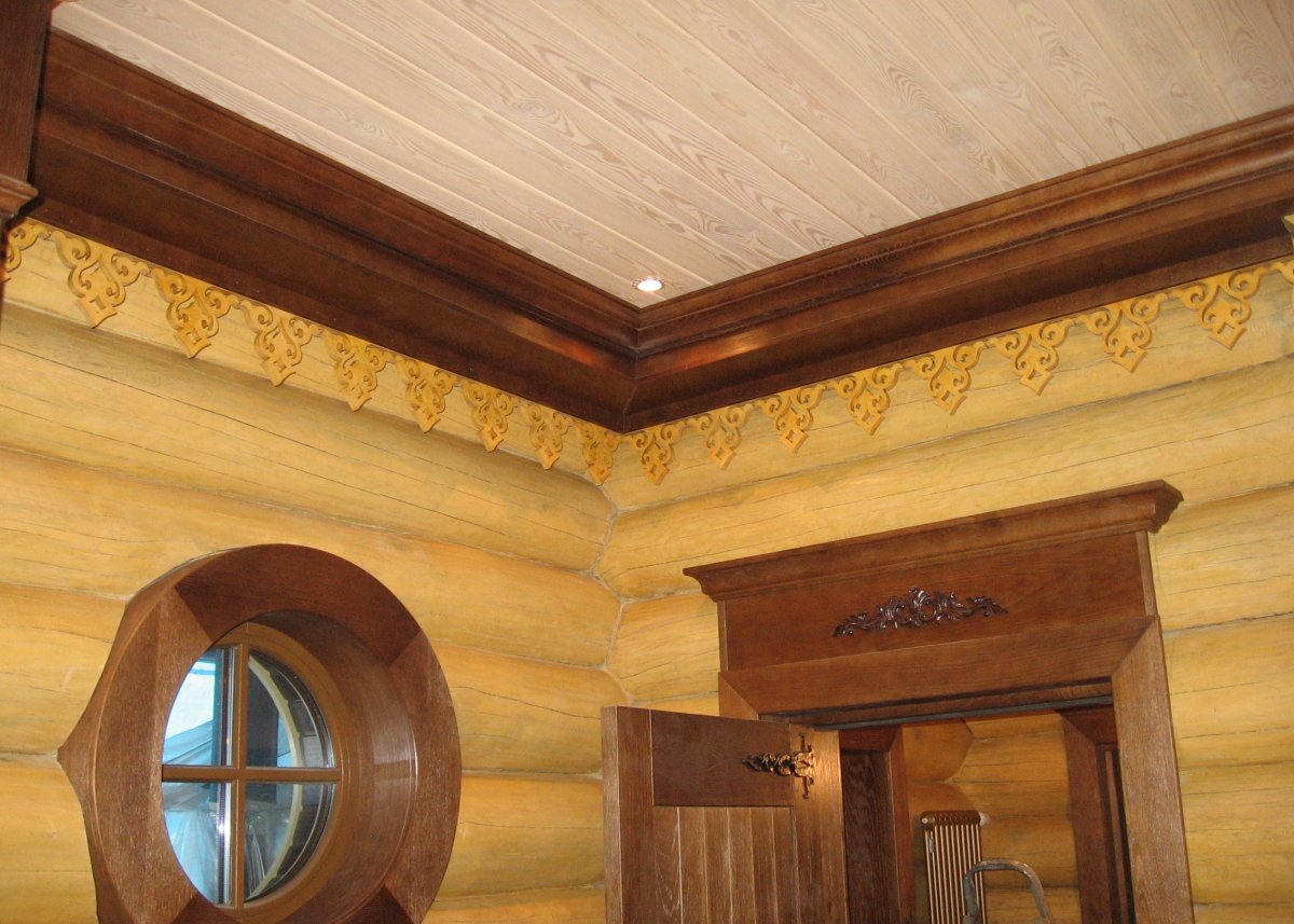 Плинтус резной деревянный