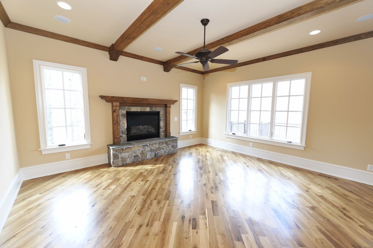 Плинтус напольный в деревянном доме