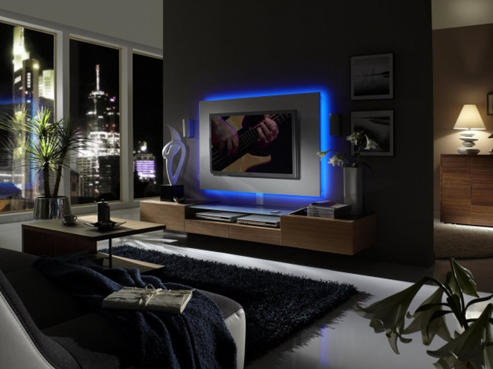 Универсальная подсветка для телевизора. Гостиная с подсветкой. Телевизор на стене. Телевизор в интерьере. Подсветка для телевизора.
