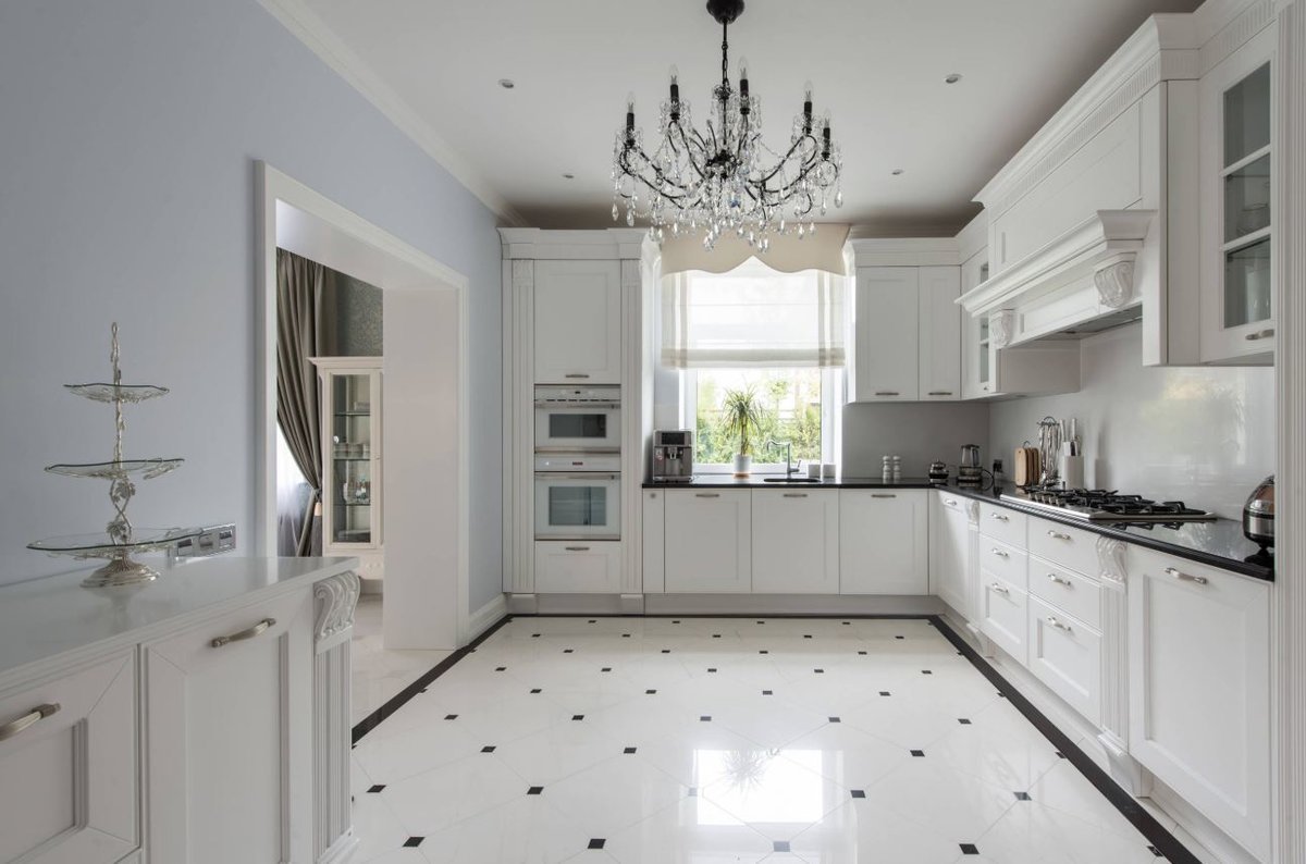 Белая плитка на кухне на полу фото