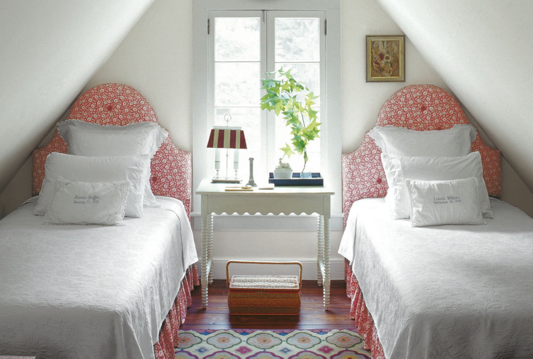 Уютная комната с односпальной кроватью