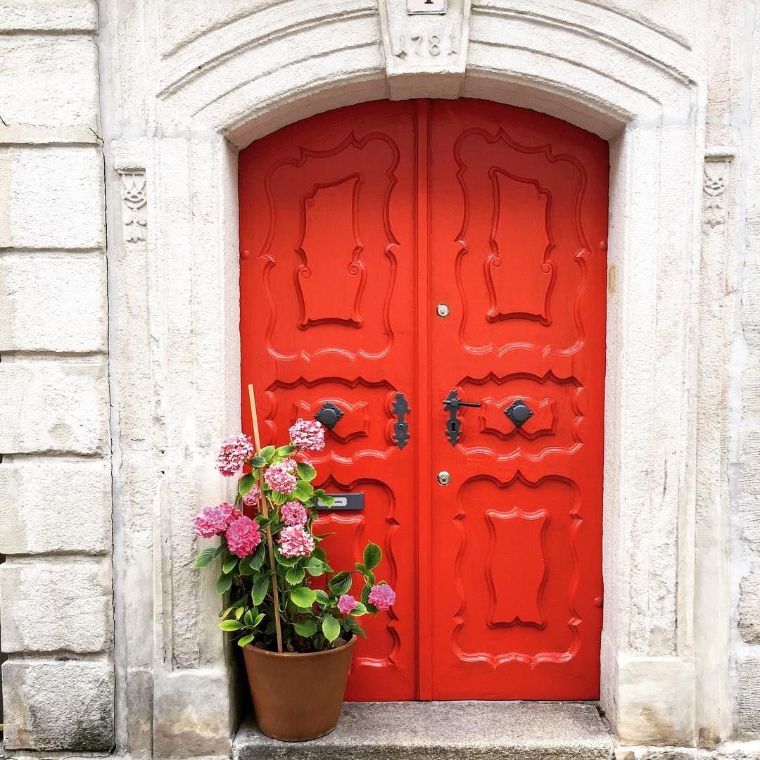 Как открыть красную дверь. Красивые двери. Старинная дверь. Красивые старинные двери. Красная деревянная дверь.