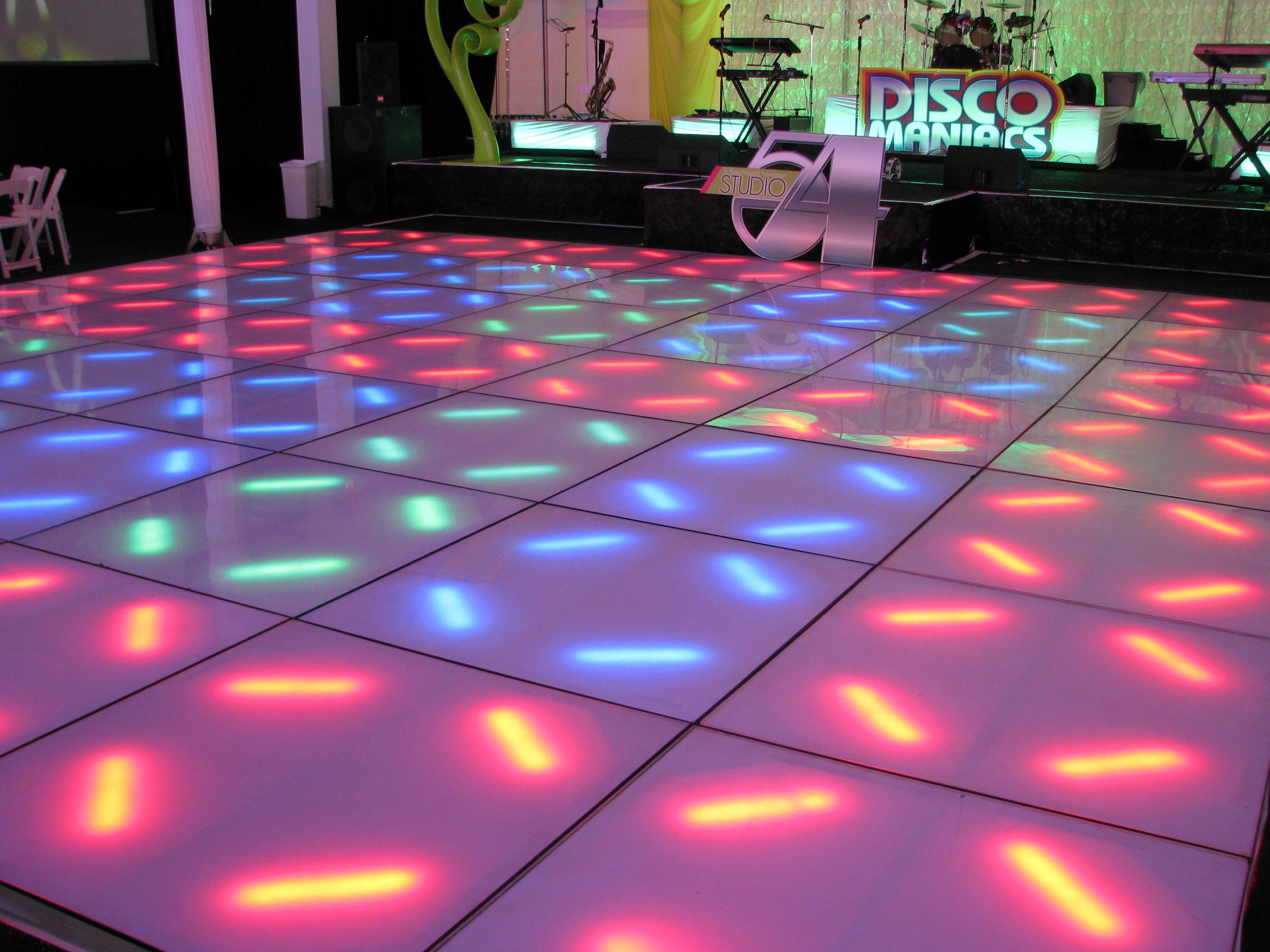Танцпол нкей. Танцпол с подсветкой. Пол дискотеки. Светодиодный интерактивный пол. Танцпол светящийся квадраты.
